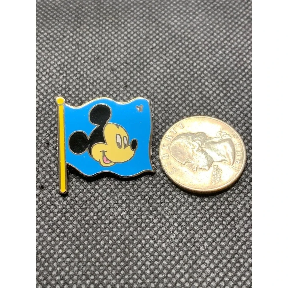 2009 Mickey Mouse Flag Disney pin Blue with Mickey's face fun icons